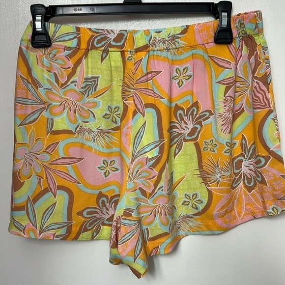 Roxy Easy Does It Mid Rise Floral Print
Pull-On Shorts NWT size L - Picture 4 of 13
